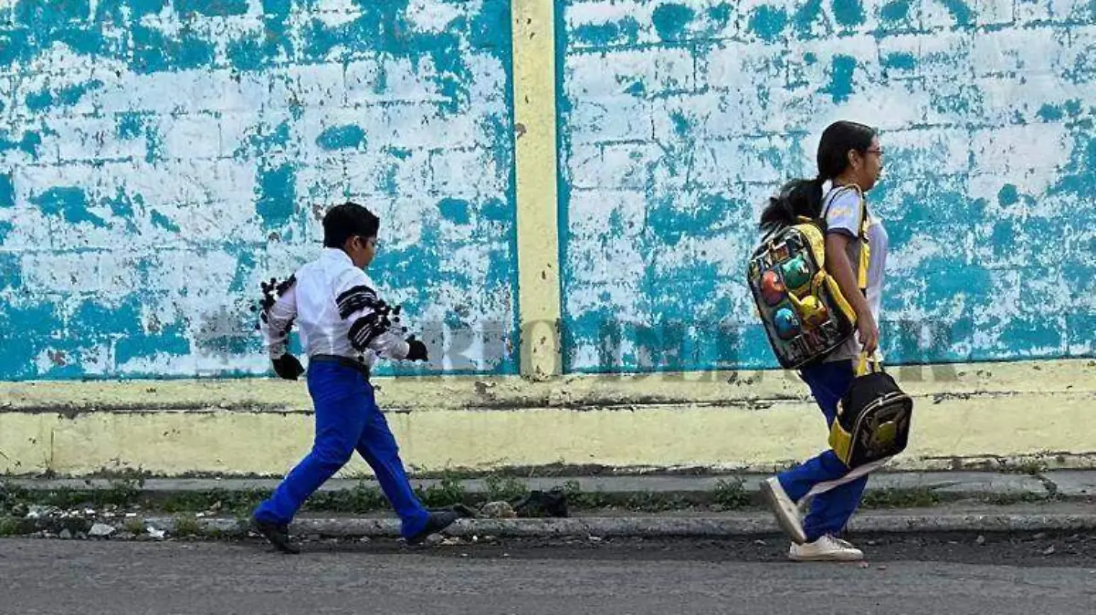 Madre e hijo corriendo a la escuela